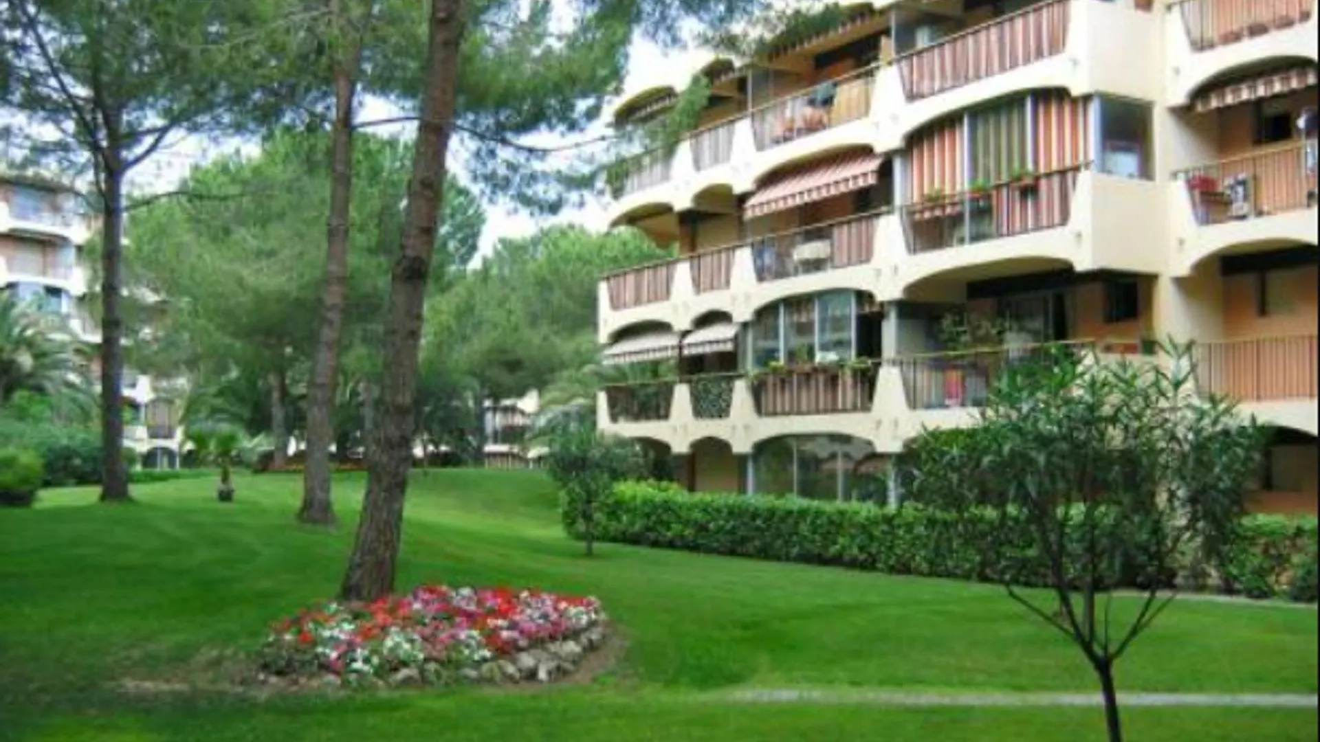 Studio Charmant A Mandelieu La Napoule / 35 M² / Piscine Partagee