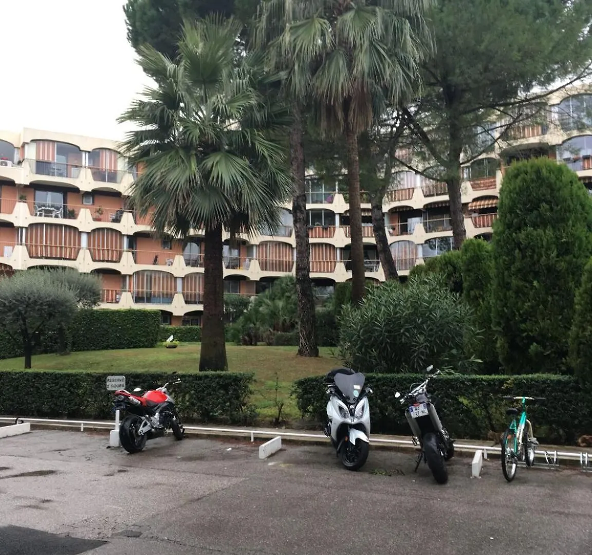 Studio Charmant A Mandelieu La Napoule / 35 M² / Piscine Partagee